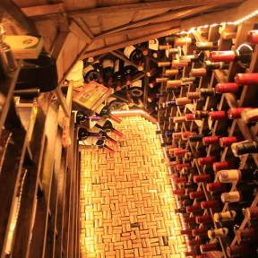 Aproveitamento de espaço embaixo de escada com piso em rolhas. 400 garrafas - Climatizada - Itaipava